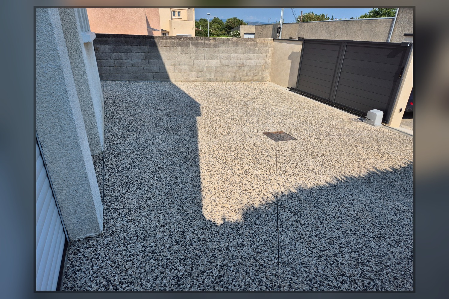 Cour en béton désactivé