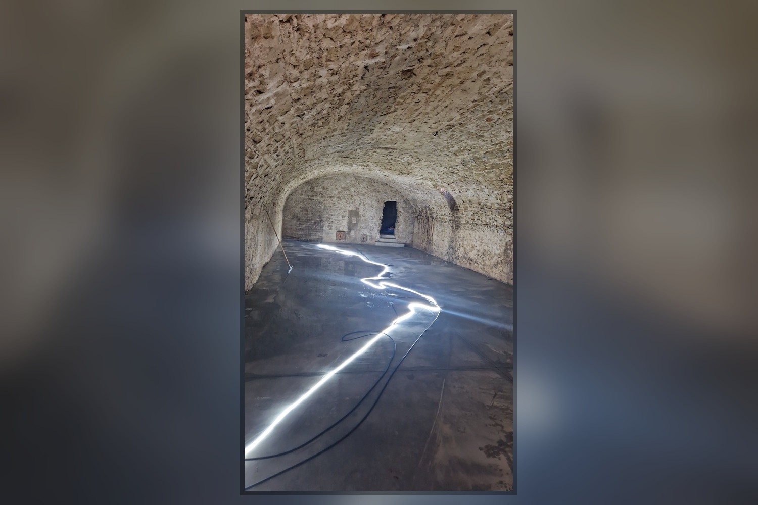 Autre vue du dallage terminé dans une cave voûtée
